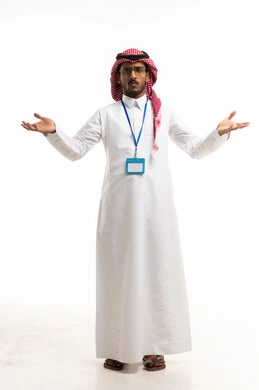 رجل سعودي بالثوب التقليدي وبطاقة عمل خلفية بيضاء