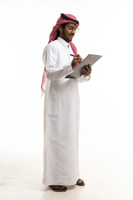 رجل سعودي يكتب على لوحة ورقية بخلفية بيضاء