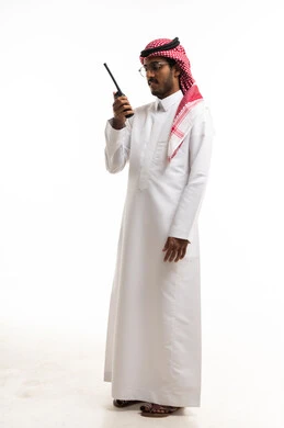 رجل سعودي بجهاز لاسلكي على خلفية بيضاء