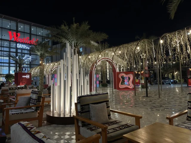 وستفيلد مول الدمام جلسات خارجية ليلية