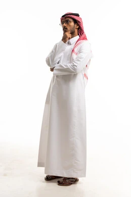 رجل سعودي بالزي التقليدي بوضعية تفكير في الاستوديو