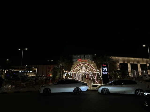 مدخل وستفيلد مول في الدمام مع إضاءة شتوية ليلية