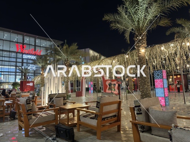 جلسات خارجية في وستفيلد مول الدمام خلال الليل