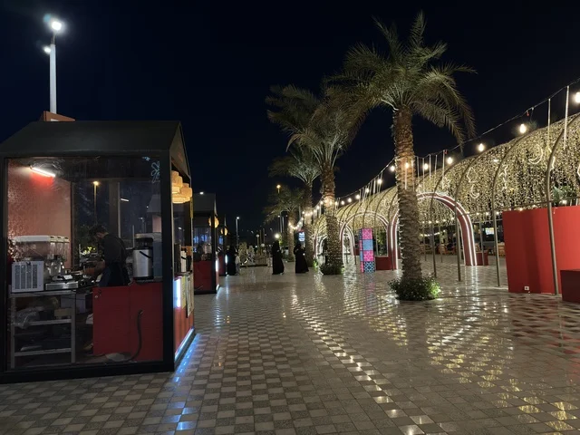 وستفيلد مول الدمام الممشى الخارجي ليلا