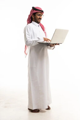 رجل سعودي بالثوب التقليدي يستخدم المحمول بخلفية بيضاء