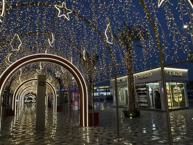 ممر مشاة مضاء في مول وستفيلد بالدمام ليلاً