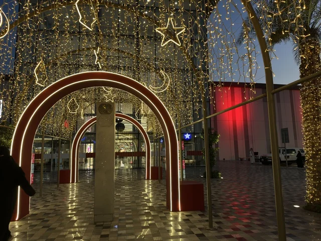 ديكورات وستفيلد مول الخارجية ليلاً في الدمام