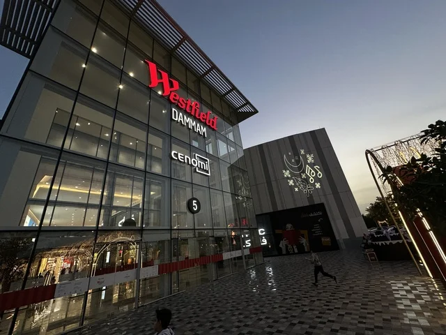 واجهة مول وستفيلد الدمام في وقت الغروب السعودية