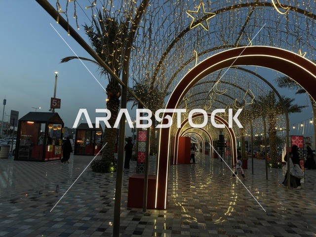 أقواس الشتاء المضيئة في مول وستفيلد بالدمام ليلاً