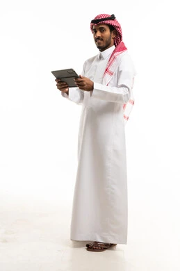 رجل سعودي يحمل جهاز لوحي بخلفية بيضاء