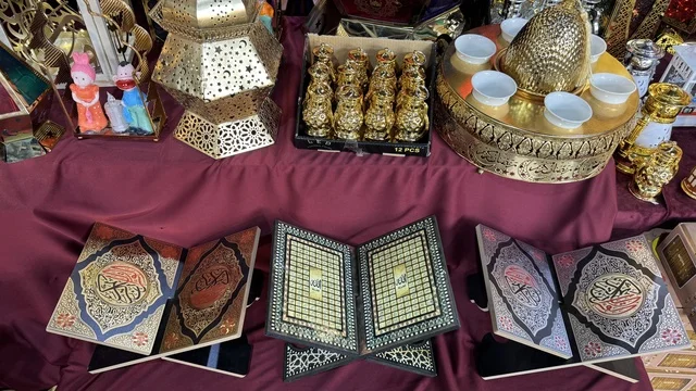 هدايا إسلامية ومنتجات تقليدية في معرض جدة الاستهلاكي