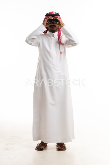 رجل سعودي مع منظار على خلفية بيضاء