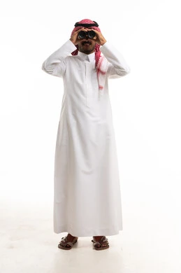 رجل سعودي مع منظار على خلفية بيضاء
