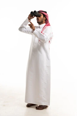 رجل سعودي يستخدم المنظار على خلفية بيضاء