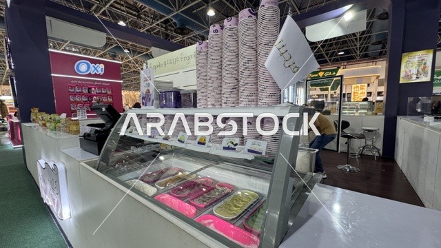 منصة عرض الآيس كريم في معرض المنتجات الاستهلاكية بجدة