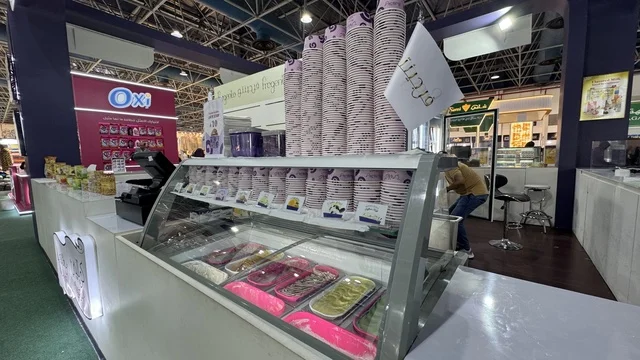 منصة عرض الآيس كريم في معرض المنتجات الاستهلاكية بجدة
