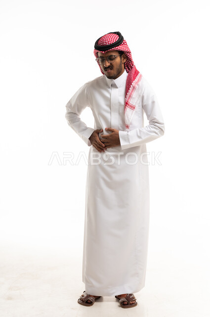 رجل سعودي يعاني من ألم في البطن خلفية بيضاء