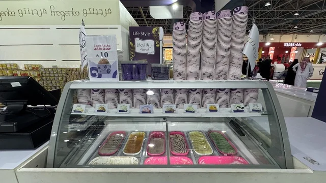 ثلاجة عرض مثلجات في معرض جدة للمنتجات الاستهلاكية