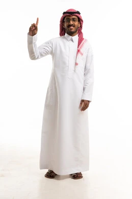 رجل سعودي بالزي التقليدي يشير بإصبعه للأعلى
