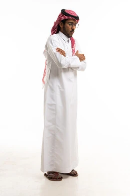 رجل سعودي بالثوب التقليدي يقف مكتوف الأيدي