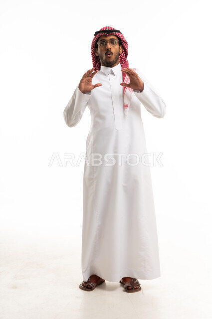 رجل سعودي مصدوم بالزي التقليدي في الاستوديو
