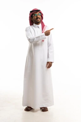 رجل سعودي بالزي التقليدي يشير على خلفية بيضاء