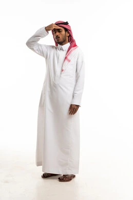 رجل سعودي يشعر بالإرهاق بالثوب التقليدي في الاستوديو