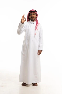 رجل سعودي بالزي التقليدي يشير بعلامة الموافقة