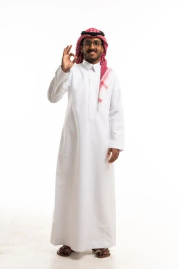 رجل سعودي بالثوب التقليدي يشير بعلامة الموافقة