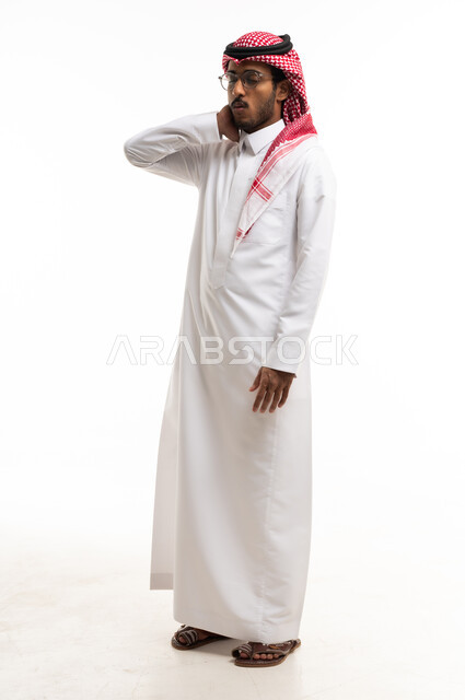 رجل سعودي بالثوب التقليدي أمام خلفية بيضاء