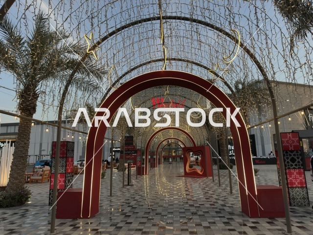 أنوار الشتاء والأقواس المضيئة في وستفيلد مول الدمام