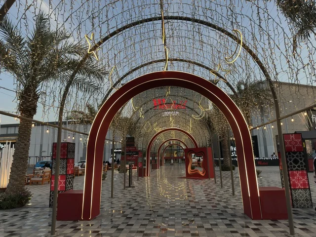 أنوار الشتاء والأقواس المضيئة في وستفيلد مول الدمام