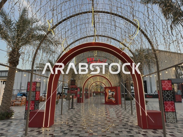 ممشى وست أفينيو مول المزين في الدمام