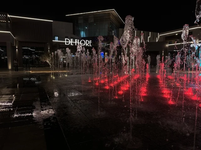 نافورات فيلاجيو وهج المنطقة الشرقية ليلاً