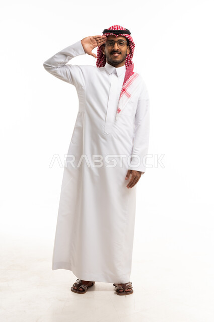 رجل سعودي بالزي التقليدي يؤدي التحية العسكرية