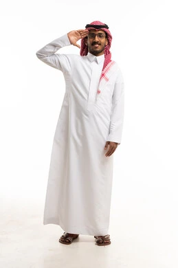 رجل سعودي بالزي التقليدي يؤدي التحية العسكرية