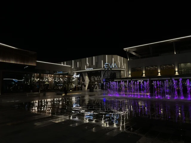 فيلاجيو الخبر ليلاً مع نوافير مضيئة باللون الأرجواني