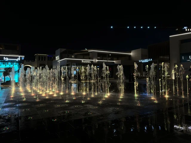 نافورات معرض وهج فيلاجيو بالمنطقة الشرقية ليلاً