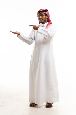 رجل سعودي بالزي التقليدي يشير بيده على خلفية بيضاء