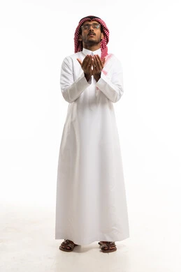 رجل سعودي يصلي بالثوب التقليدي على خلفية بيضاء