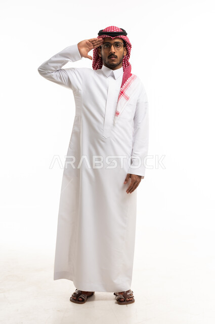 رجل سعودي بالثوب التقليدي يؤدي التحية العسكرية
