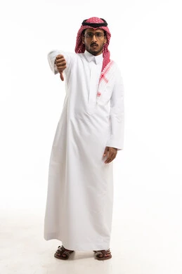 رجل سعودي بالثوب التقليدي يشير بعدم الرضا