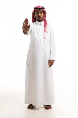 رجل سعودي بالثوب يشير للتوقف بيده