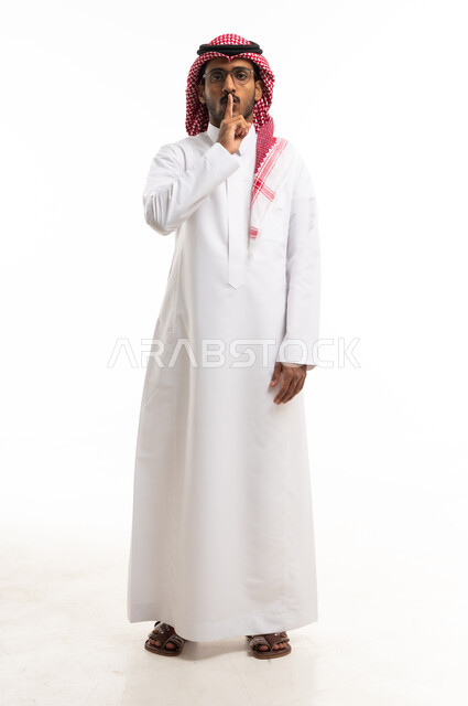 رجل سعودي بالزي التقليدي يطلب الهدوء