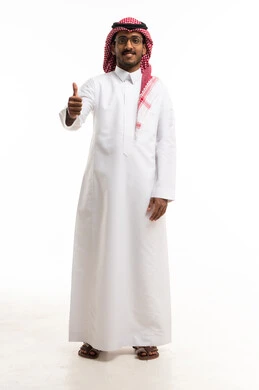 رجل سعودي بالثوب التقليدي يشير بعلامة الإعجاب