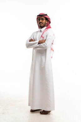 رجل سعودي بالزي التقليدي على خلفية بيضاء