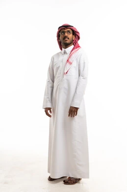 رجل سعودي بالثوب التقليدي ينظر للأعلى