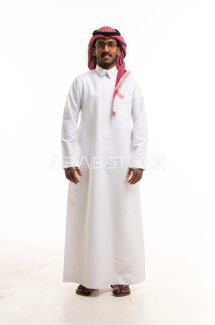 رجل سعودي بالثوب الأبيض والشماغ التقليدي