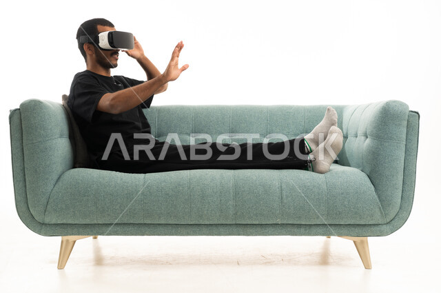 رجل سعودي يستخدم سماعة الواقع الافتراضي