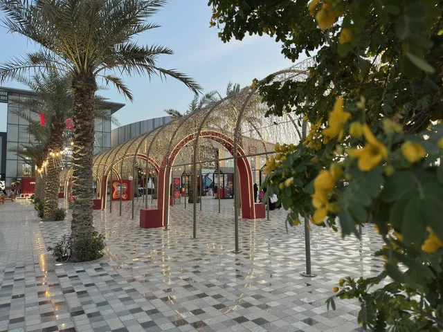 ممر ويستفيلد مول الخارجي المضاء في الدمام